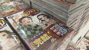 各地で”鬼滅大行列”!最終巻求めて争奪戦…我慢できずカフェで、通勤電車で”全集中”する人も
