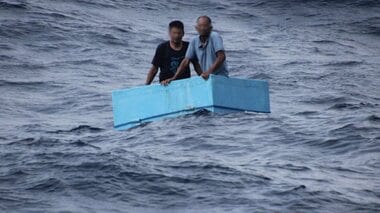 クーラーボックスに乗り漂流　漁師2人を海軍が救助　エビ漁で出港も5日間食事摂れず“脱…