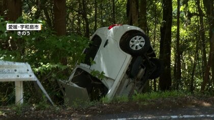車が垂直状態　ガードレール破り木に引っかかる　2人が乗車するも救急隊到着前に自力で脱出　愛媛