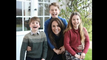 英王室公開の“不自然な写真”キャサリン妃が謝罪　シャーロット王女の袖部分に“加工”大手通信社が配信取りやめ