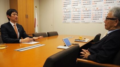 内閣総理大臣を目指します！と、49歳の若手政治家が僕の目をにらみ