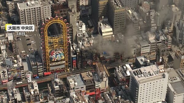 大阪・道頓堀ビル火災 1階外側エアコン室外機周辺が激しく燃える 外壁伝い上層階に延焼か 火元の可能性も視野に捜査