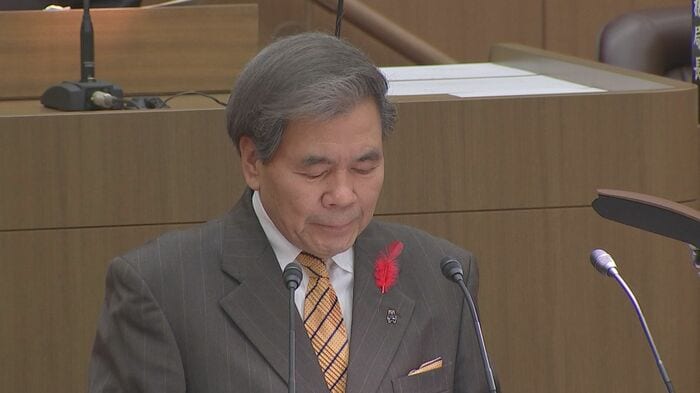 方向転換したダム問題について話し、時折声を詰まらせる蒲島知事