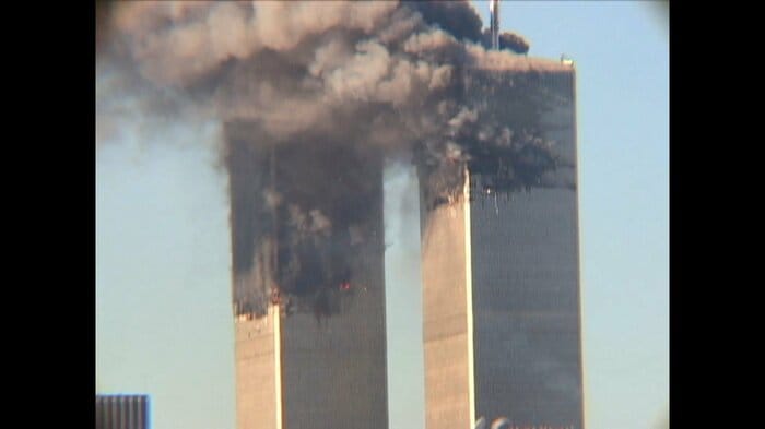 9.11同時多発テロで煙を上げる世界貿易センタービル
