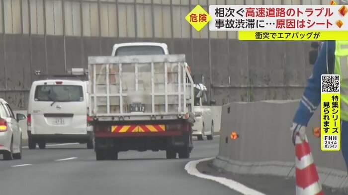 衝突した車は走行不能になり、現場から運ばれていった。
