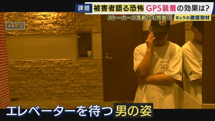 エレベーターを待つ男の姿
