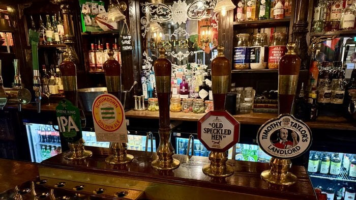 イギリスの一般的なパブ。ビールやウイスキーが中心