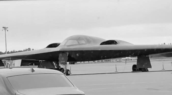 米B-2A爆撃機の前を通過する米露両大統領を乗せた米大統領専用車両(スカヴィーノ米大統領首席補佐官代理Xより)