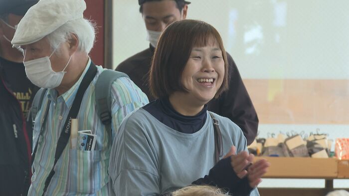 娘の演奏に拍手を送る母の和美さん