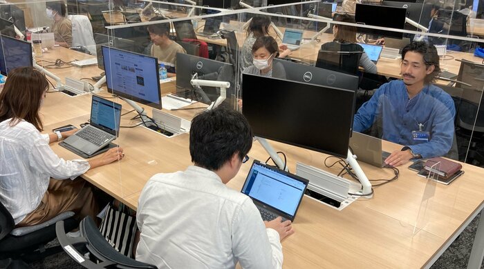 パーテーションがある場所では着用を任意に(提供:GMOインターネットグループ)