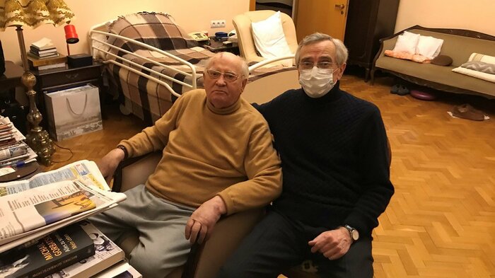 家族と暮らす病院の1棟貸し住宅内にある執務室でのゴルバチョフ氏。右はゴルバチョフ財団職員(2020年12月。モスクワ。ゴルバチョフ財団提供)
