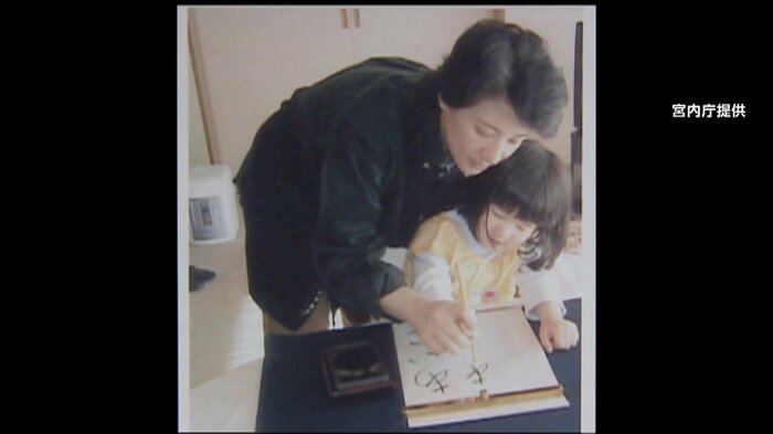雅子さまにならって習字をされる3歳の愛子さま（2005年）