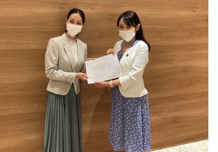 シンガポール日本人学校保護者会より要望書を受理する森補佐官