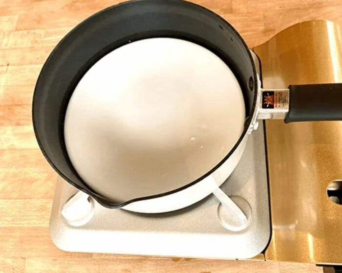鍋の底にお皿を敷いてから、耐熱ポリ袋を入れよう(提供:日本ガス石油機器工業会)
