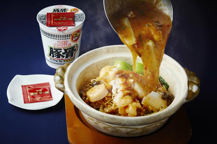 中国料理<南園>2度揚げヌードル旨辛豚骨風味海鮮土鍋仕立て(提供:京王プラザホテル)