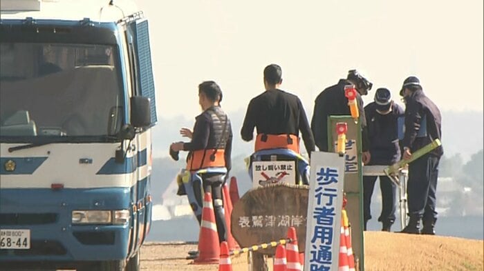 遺体発見現場の近くを調べる捜査員(2024年2月)