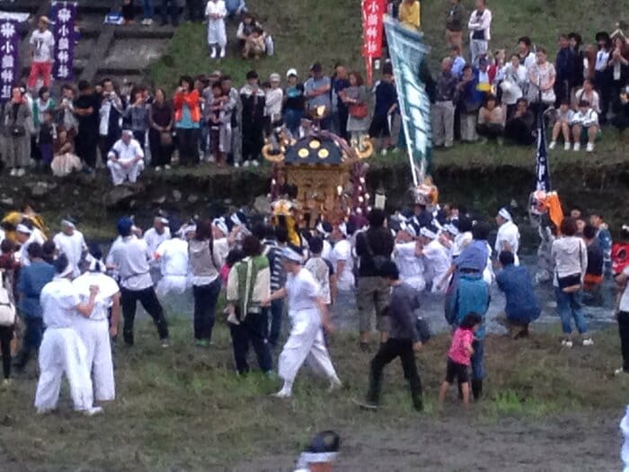 大槌祭りでは神輿を担いだ人たちが川の中にも入る（2016年撮影）