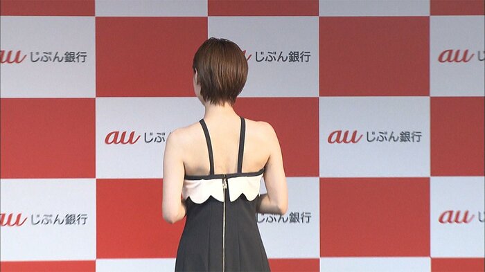 背中があらわなロングドレス姿で…