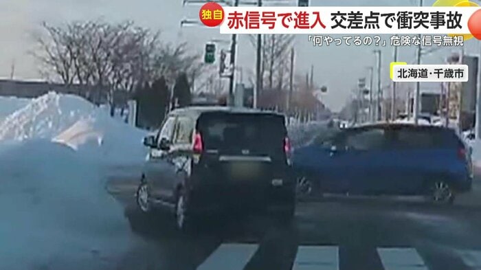 右から信号無視で進入してきた青い車（FNN投稿サイト「ビデオPost」）