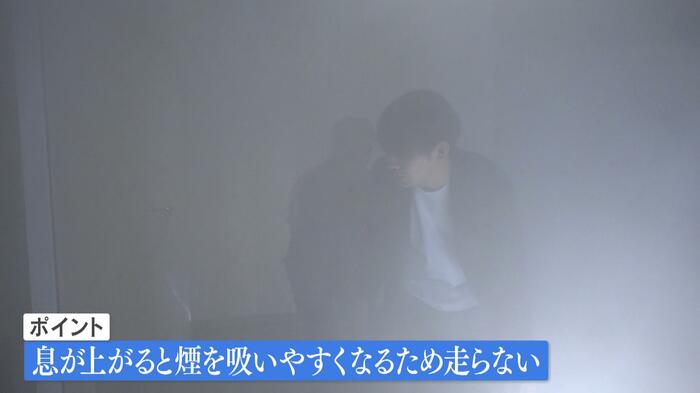 ハンカチ・タオル・服などで口をふさぐ(ぬらすとよりよい)