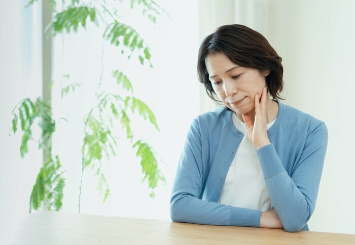 「見せてはいけないもの」と刷り込まれた価値観から脱するのは難しい（画像：イメージ）