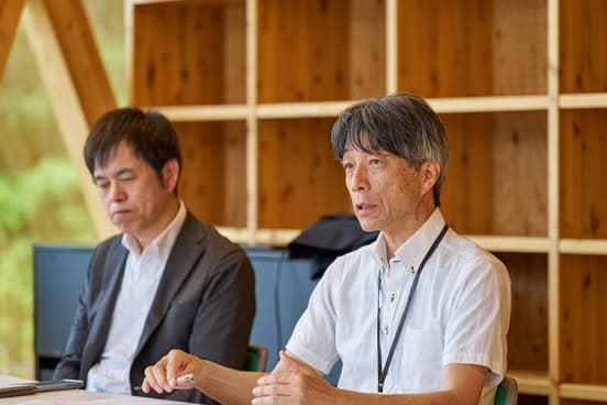 小松祐治教育長（右）「様々な関係機関と情報共有しながらやってきたことが実現できた大きな理由」