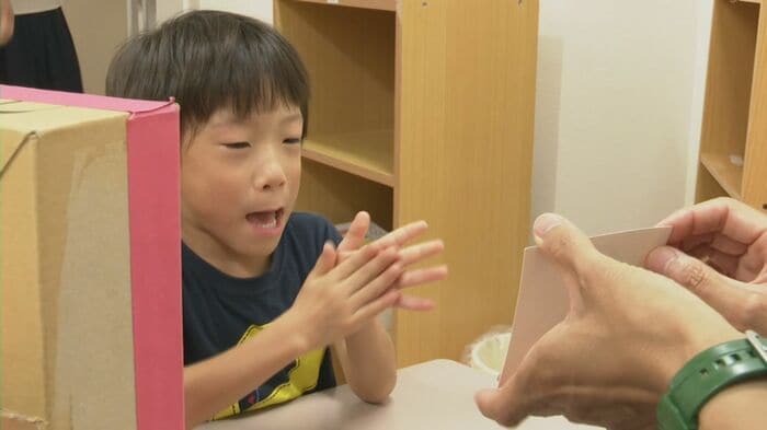 「お姉さんが、洗ってる」