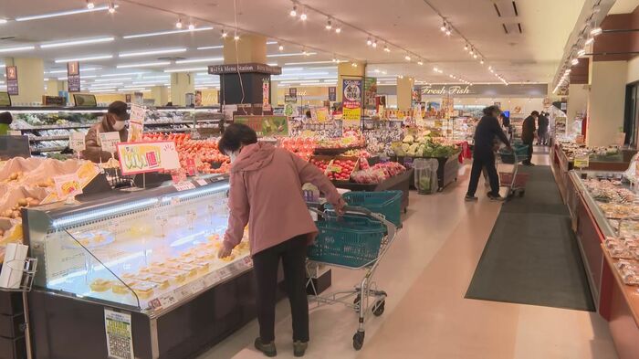 避難指示解除後に買い物をする町民（大槌町）