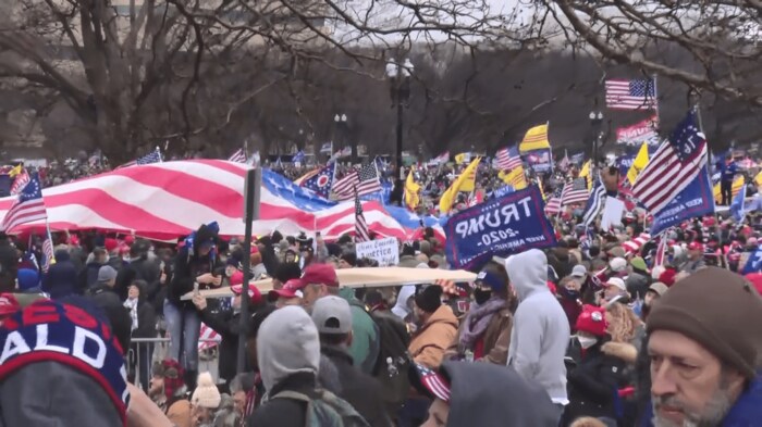 議会周辺に集結したトランプ支持者