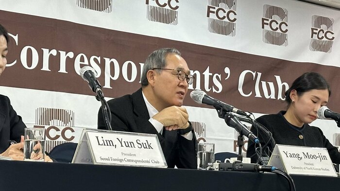 ソウル外国人記者クラブで会見する北朝鮮大学院大学・梁茂進総長(中央)
