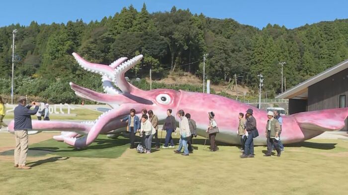 この日も、イカキングの周りに観光客