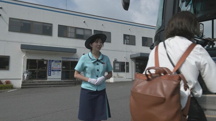 観光客を笑顔で出迎える山口さん