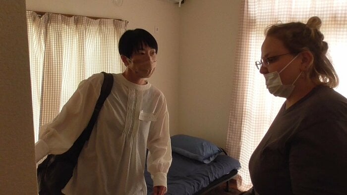 興味深げに、”新居”の中を見て回るイリーナさん