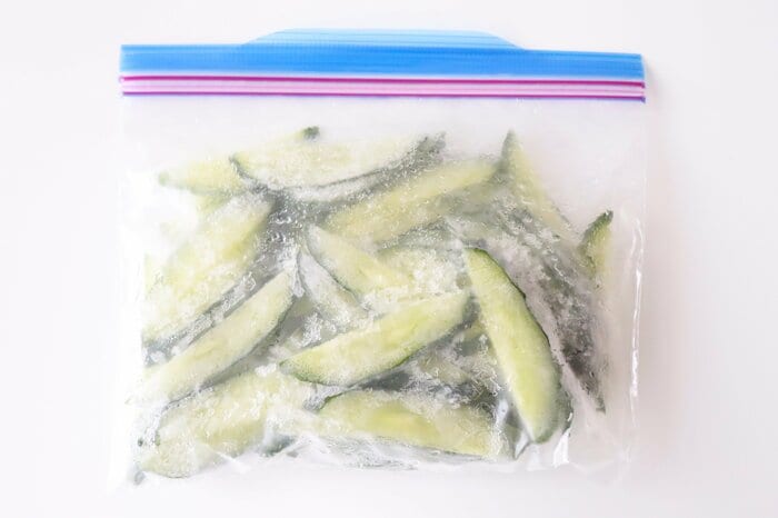 縦半分に切ってから斜め薄切りにして冷凍するのもオススメ