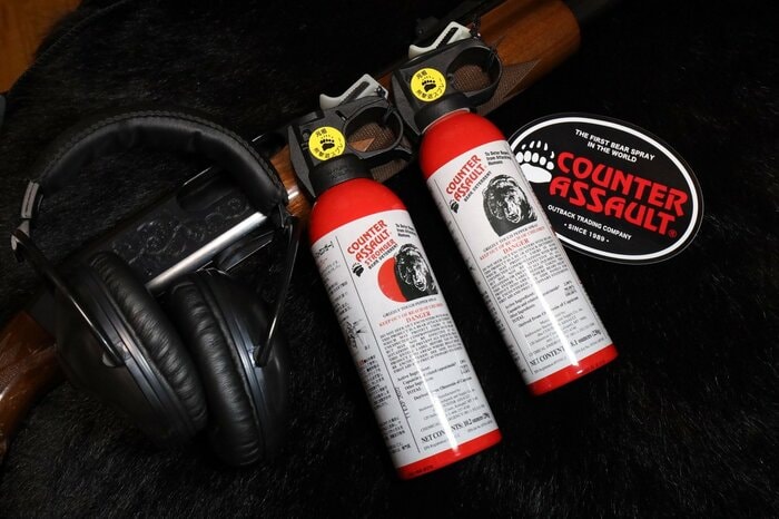 「カウンターアソールト」（右）と、上位ラインの「カウンターアソールト・ストロンガー」（写真提供：有限会社アウトバック）