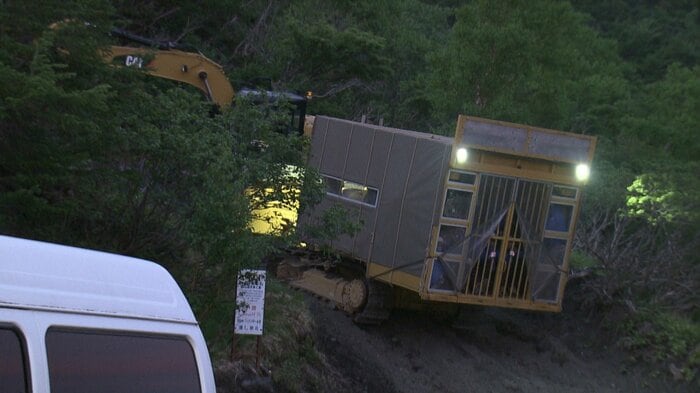 遺体を搬送するブルドーザー(6月26日)