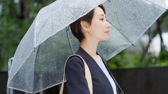 傘の位置がずれることでもぬれる(画像はイメージ)