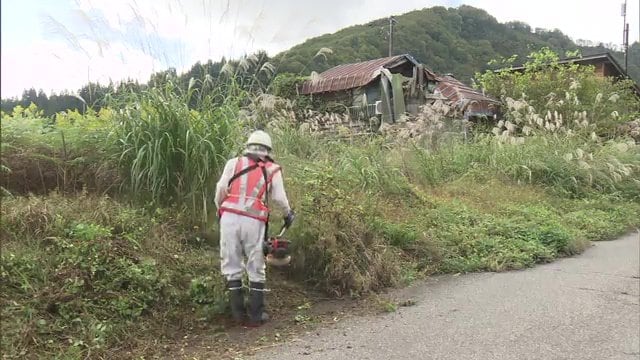 福島県初の行政代執行 解体に向け周辺の除草がはじまる