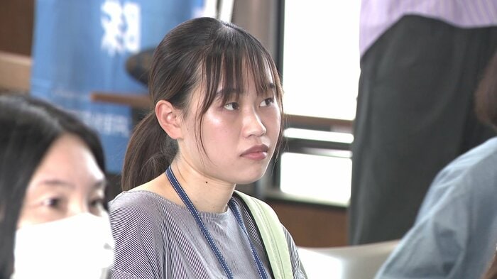 隊員の発表に聞き入る国際教養大（秋田市）1年・清水成菜さん