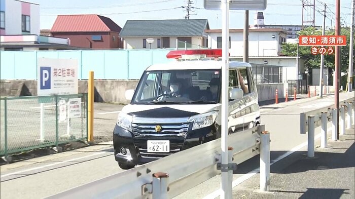 周囲を警戒するパトカー