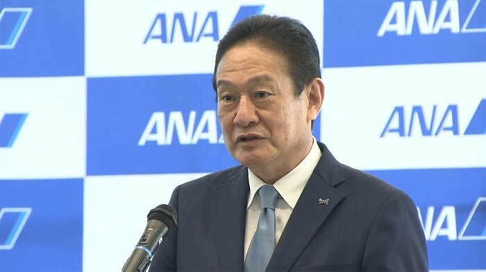 全日空の内定式で挨拶に立つ井上慎一社長