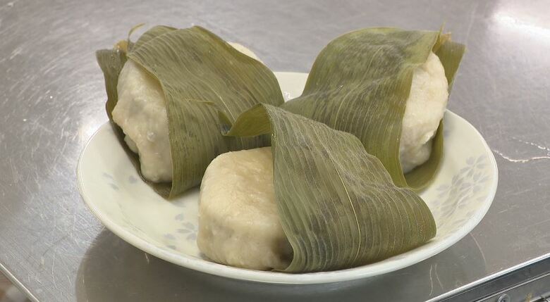 「100点のおいしさ」長野の郷土食“おやき”の体験教室　ルーツは中国の饅頭！？　伝統野菜「小森ナス」と味噌を生地と笹で包み、18分蒸して完成　「歴史を大切に、次の世代へつなげてほしい」｜FNNプライムオンライン