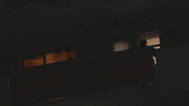 【マンション火災】室内に意識不明の50代男女…病院搬送も死亡確認＿家財道具が燃え白煙充満「焦げ臭い」住民の119番で覚知＿2人に目立った外傷なく警察が死因調べるとともに出火原因を捜査（北海道 札幌市）｜FNNプライムオンライン