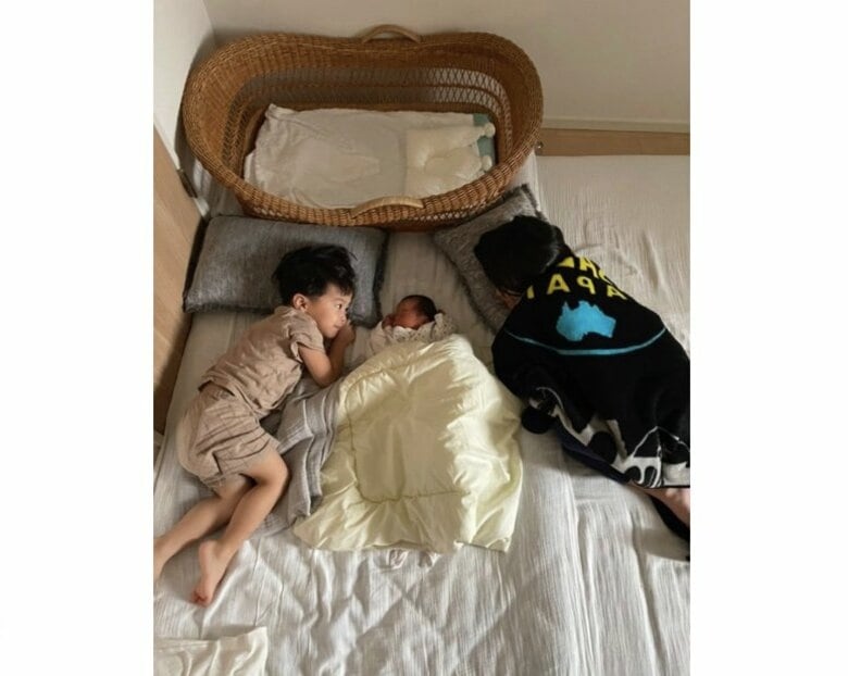 「寝室から出てこない」兄姉が初めて赤ちゃんと一緒に寝た朝の光景が素敵…父親に普段の様子を聞いた｜FNNプライムオンライン