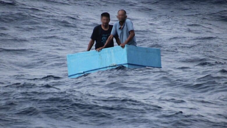 クーラーボックスに乗り漂流　漁師2人を海軍が救助　エビ漁で出港も5日間食事摂れず“脱水症状”　治療後に家族と再会　メキシコ沖合｜FNNプライムオンライン