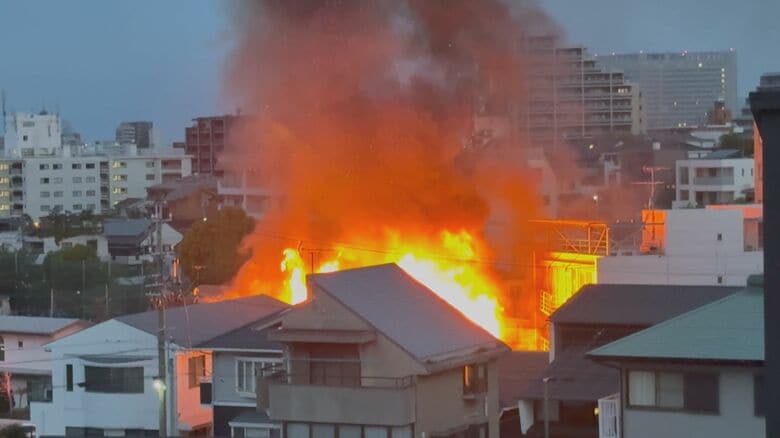 早朝に激しく炎と黒炎上がる…2階建て住宅が全焼し焼け跡から性別不明の1人の遺体 住人とみられる62歳男性か｜FNNプライムオンライン