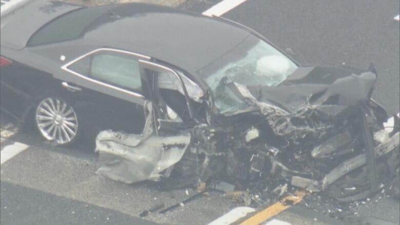 リニューアル工事で規制中…中央道のPA付近で大型トラックなど3台が絡む事故 20代から50代の男女3人がケガ｜FNNプライムオンライン