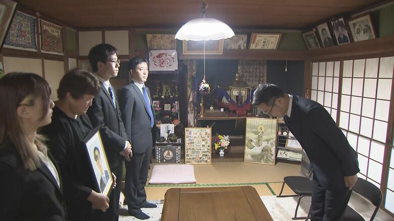 「7年たたなければ県警の言葉聞けないのか」過労自殺の巡査の遺族に熊本県警幹部が直接謝罪　巡査の母は声を震わせ県警の対応批難｜FNNプライムオンライン