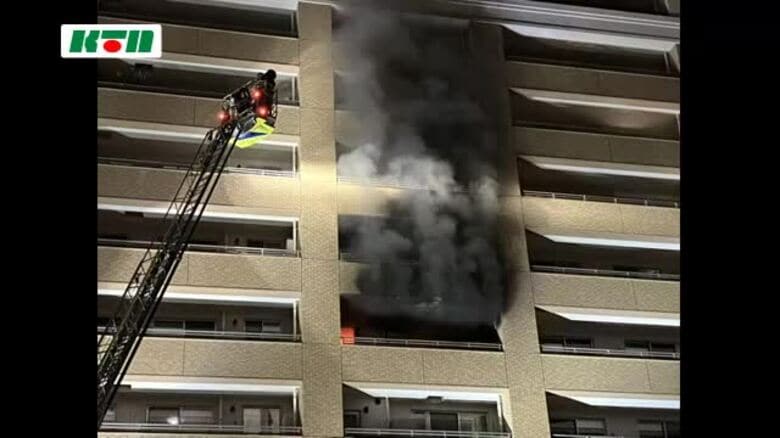 【続報】佐世保市の15階建てマンションで1室全焼の火事 部屋に住む49歳男性が煙を吸い病院で治療｜FNNプライムオンライン