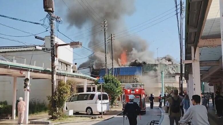 【速報】竹原市の商店街で火事　ケガ人などの詳細不明　現在も消火活動が続く　広島・竹原市｜FNNプライムオンライン